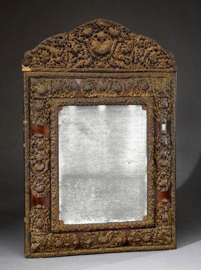 null Exceptionnel et grand miroir Louis XIII à profil inversé en placage de noyer...