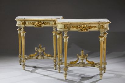 null Paire de consoles dans le style Louis XVI en bois sculpté, le bandeau à façade...