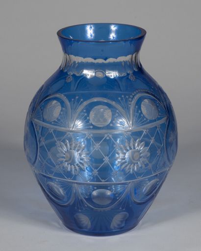 null Baccarat ? Grand vase en cristal bleu et décor de Saint-Michel terrassant le...