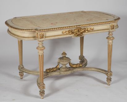 null Table de milieu dans le style Louis XVI en bois laqué et doré, ouvrant dans...