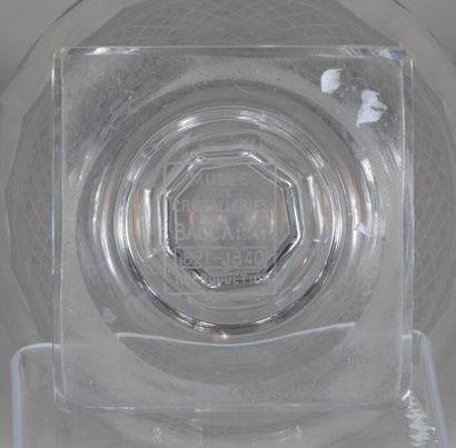 null Baccarat, grand vase en cristal de forme ovoïde orné de pointes de diamant....