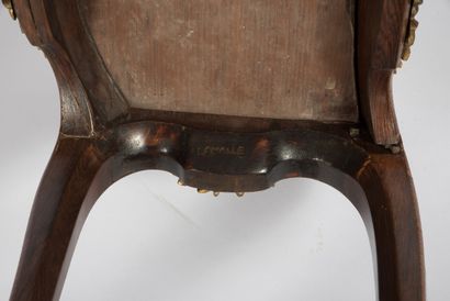 null Petite table dans le style Louis XV, en placage de palissandre et bois de rose,...