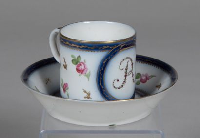 null BORDEAUX

Tasse de forme litron et sa soucoupe en porcelaine dure à décor polychrome...