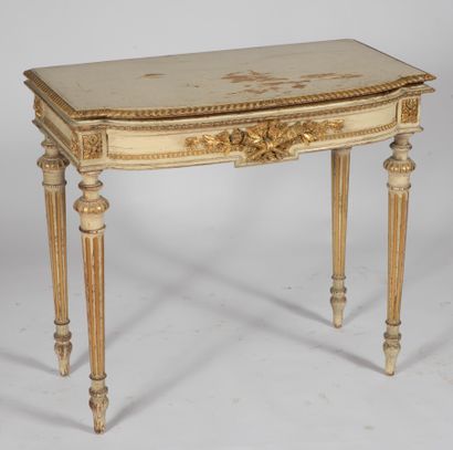 null Table de jeu dans le style Louis XVI en bois sculpté, laqué et doré, ouvre par...