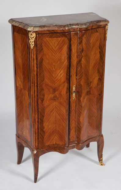 null Petite armoire dans le style Louis XV en placage de bois de rose et de bois...