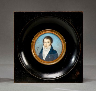 null Miniature sur ivoire, portrait d'homme en redingote bleue portant une décoration....