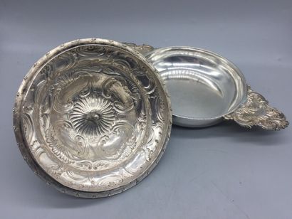 null Beau bouillon armorié, en argent repoussé, ciselé, orné de cartouches à coquilles,...