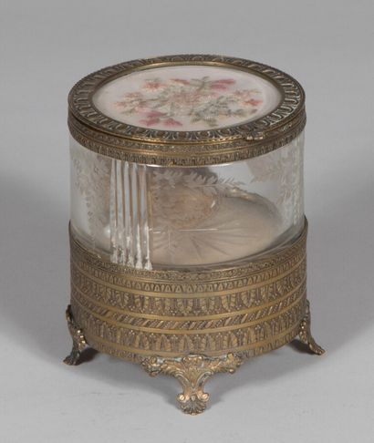 null Boîte à musique cylindrique dans le style Louis XVI, en laiton doré et cristal...