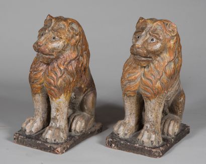 null Paire de lions assis, en terre cuite émaillée. 

Vers 1880.

H.35 cm. 

Petits...