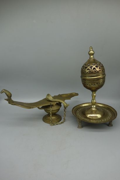 null Deux lampes à encens en laiton décoré.

XIXème siècle.

Accidents.