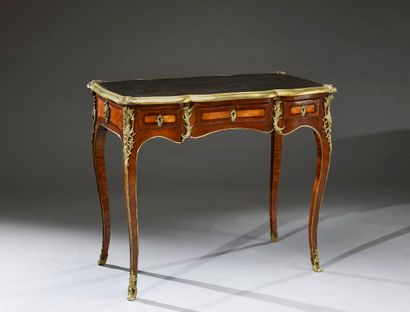null Petit bureau de dame, dans le style Louis XV, en bois de placage de rose et...
