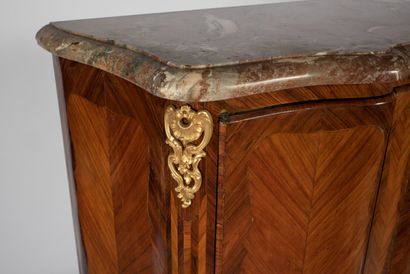 null Petite armoire dans le style Louis XV en placage de bois de rose et de bois...