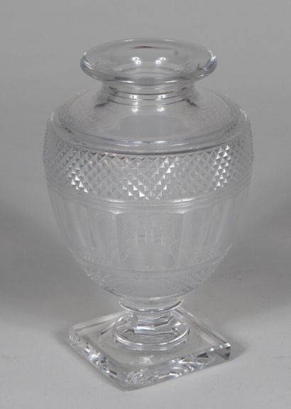 null Baccarat, grand vase en cristal de forme ovoïde orné de pointes de diamant....