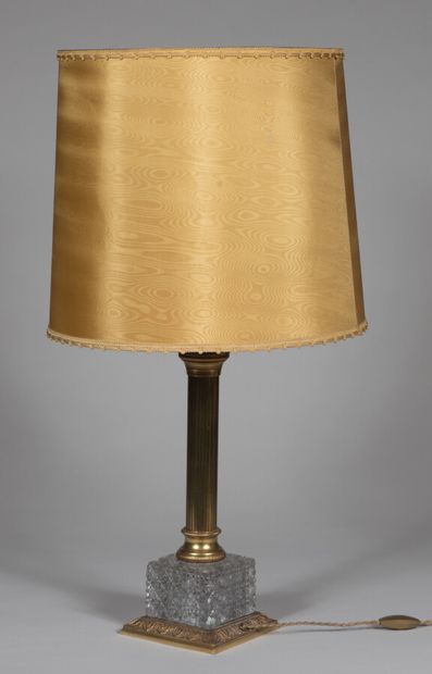 null Grande lampe en bronze doré et cristal taillé à facettes. 

XXème siècle. 

H....