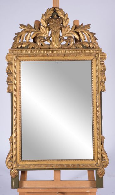 null Miroir dans le style Louis XVI en bois sculpté et doré, encadrement de perles...