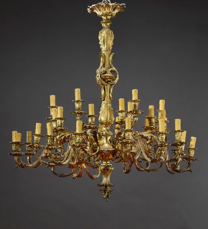null Grand Lustre dans le style Louis XV en bronze doré, orné de feuillages, à six...