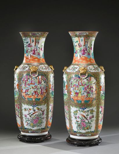 null CANTON. Grande paire de vases de forme balustre à décor polychrome et or, ornés...