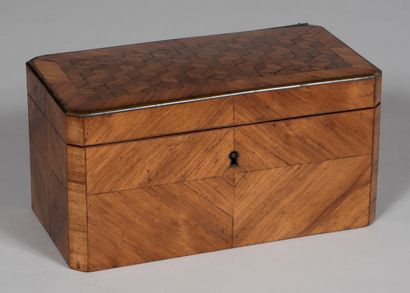 null Boite à thé en placage de bois de rose à réserve dessinant des cubes. 

XIXème...