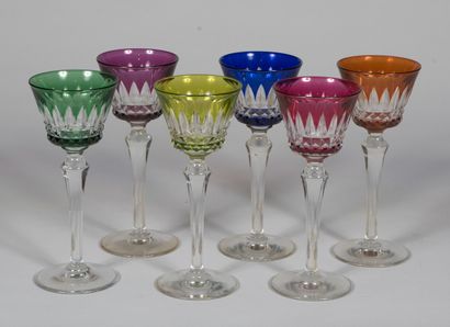 null Baccarat, 6 verres à vin d'Alsace en cristal de couleur.

XXème siècle. 

Accidents....