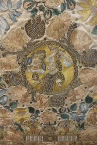 null Grande broderie polychrome sur soie à fond de fleurs et feuillages autour d'un...