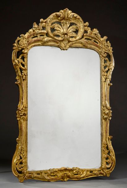 null Grand miroir en bois sculpté, reparé et doré, encadrement en accolade à agrafes...