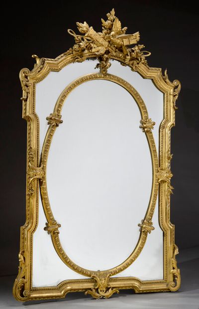 null Miroir à parecloses en bois et stuc doré dans le style Louis XVI orné de colombes,...