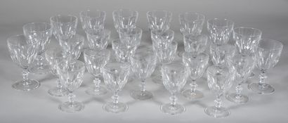 null Baccarat ? Style Harcourt, partie de service comprenant 11 verres à eau, 17...