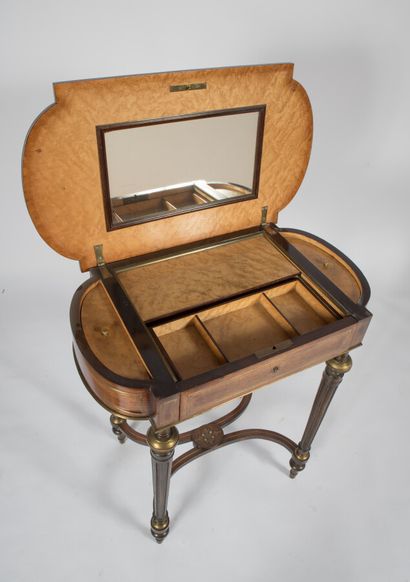 null Table à ouvrage dans le style Louis XVI en palissandre, bois teinté et filets...