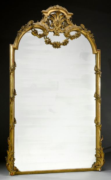 null Grand miroir dans le style Régence en bois et stuc doré, encadrement mouluré...