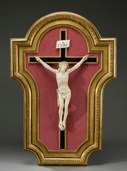 null Beau Christ en ivoire sculpté aux pieds joints, présenté dans un beau cadre...