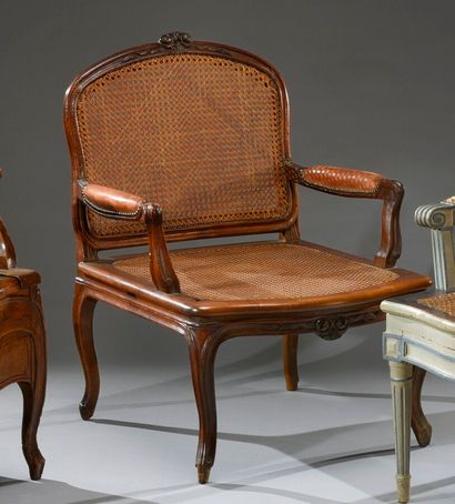 null Fauteuil d'aisance à fond de canne, en noyer, mouluré et sculpté de fleurettes,...