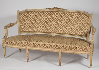 null Canapé dans le style Louis XVI en bois laqué et doré, sculpté de fleurs carquois, ...
