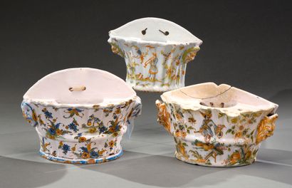 null Ensemble de trois bouquetières en faïence de Lyon : 

LYON

Bouquetière d'applique...