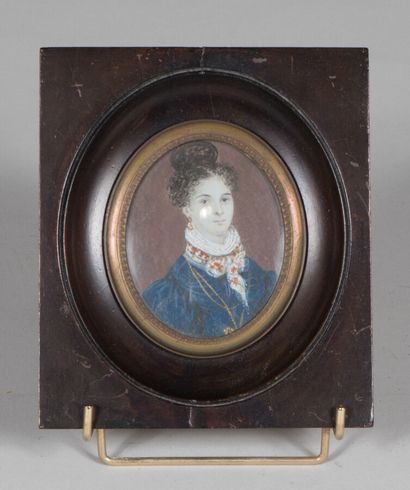 null Miniature sur ivoire, portrait en buste d'une femme au chignon et collier. 

XIXème...