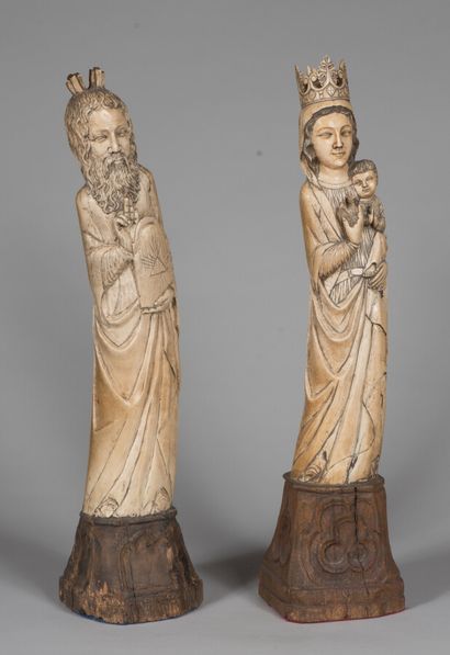 null Deux sculptures en ivoire en pendant représentant la Vierge et l'Enfant à la...