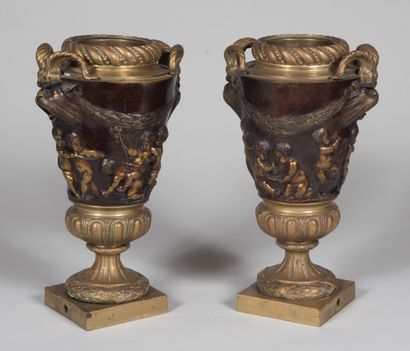 null Paire de grands vases balustres dans le style Louis XVI, en bronze doré et patiné,...