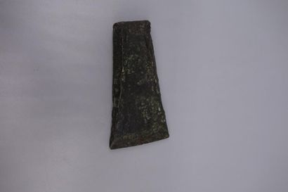null Hache à rebords.
Bronze à patine verte.
L. 11 cm
Age du bronze moyen occidental...