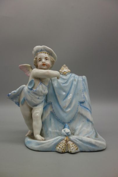null PORTE MENU en porcelaine à décor d'un angelot.