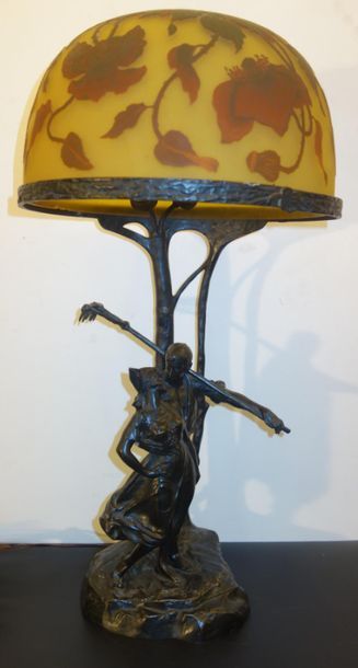 null ZACH et ARSALL - ALLEMAGNE
" Jeune couple ". Lampe de table en bronze à patine...