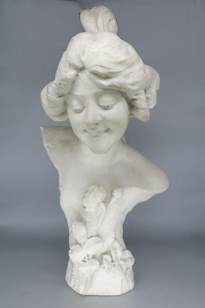 null ÉCOLE FRANÇAISE XIXème
" Femme à la rose ". Sculpture en marbre blanc. (Petits...