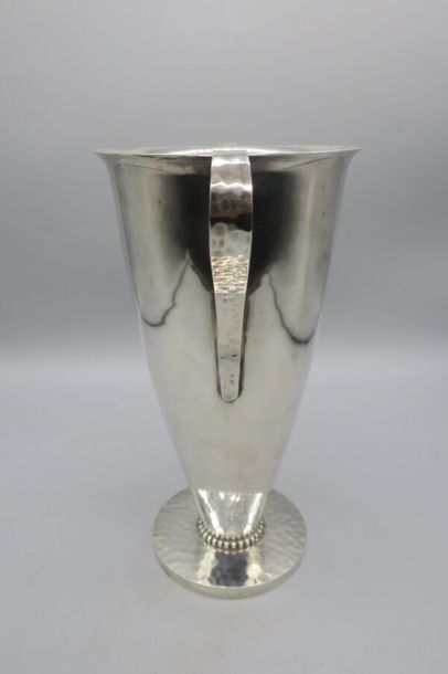 null Jean DESPRES (1889-1980) 
Vase en métal argenté à corps conique sur base circulaire...