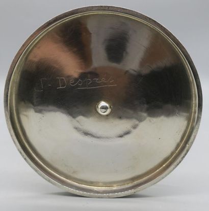 null Jean DESPRES (1889-1980) 
Vase en métal argenté à corps conique sur base circulaire...