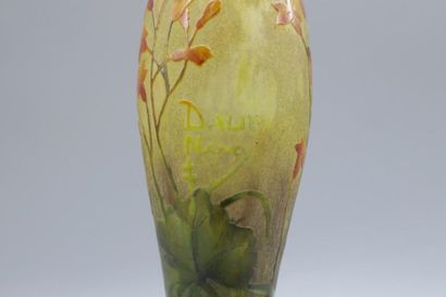 null DAUM.
Vase balustre sur piédouche. Epreuve en verre marmoréen jaune, vert, violet...