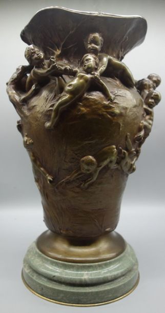 null Louis COUSTAURY (né en 1897)
" Ronde d'enfants "
Vase en bronze doré à corps...