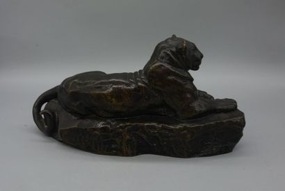 null Antoine-Louis BARYE (d'après)
" Lionne ". Épreuve en bronze à patine brune nuancée....