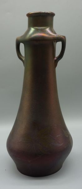 null MONTIERES.
Vase en céramique à corps tubulaire galbé sur base renflée et deux...