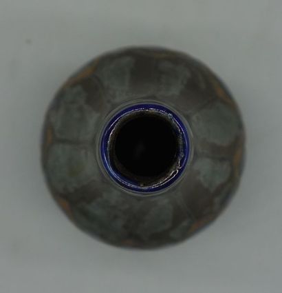 null ODETTA - QUIMPER
Vase en céramique à corps tubulaire sur base renflé et petit...