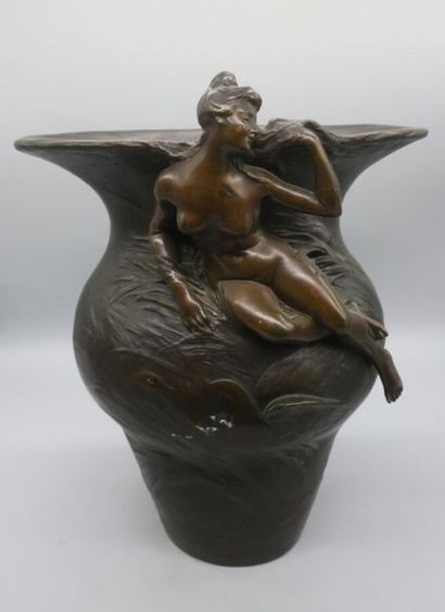 null Georges ENGRAND (1852-1936)
Vase en bronze à patine brune nuancée à corps ovoïde...