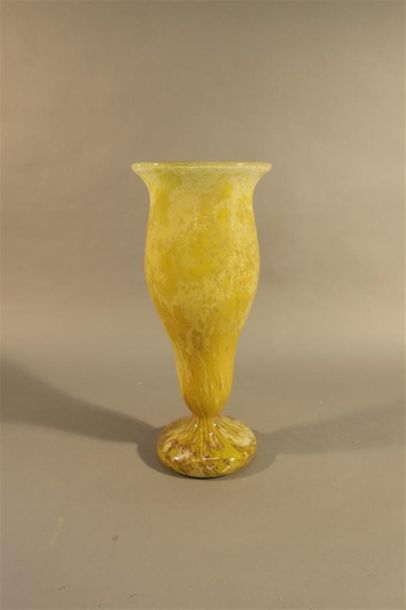 null Schneider
Vase de forme balustre sur piédouche en verre marbré jaune. Signé....