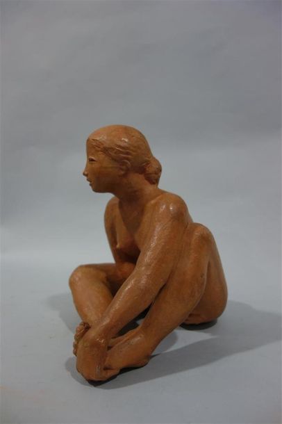 null Jacques COQUILLAY (né en 1935). 
Femme assise prenant son pied. 
Terre cuite.
Signé...